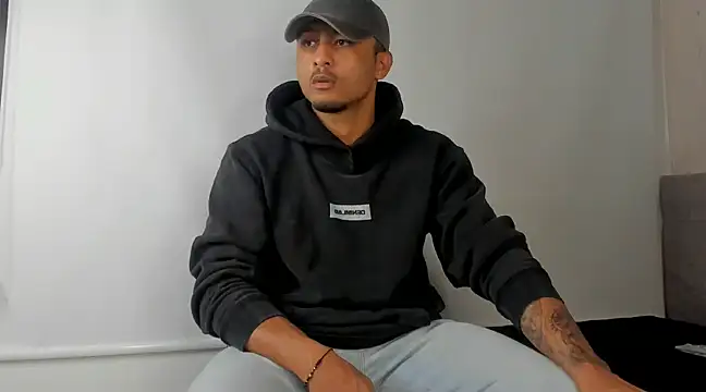 Snapshot of Mateo_Reales chatting on 02/14/25, 04:37 Mateo Reales online show from 02/14/25, 04:37