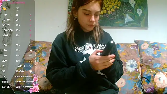 Snapshot of Sophie_Bell chatting on 12/18/24, 06:57 Sophie Bell online show from 12/18/24, 06:57