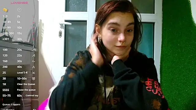 Snapshot of Sophie_Bell chatting on 03/05/25, 06:01 Sophie Bell online show from 03/05/25, 06:01