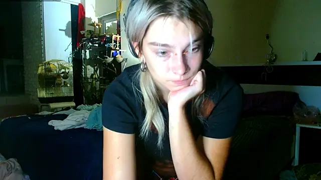 Snapshot of Sophie_Bell chatting on 09/10/25, 04:51 Sophie Bell online show from 09/10/25, 04:51