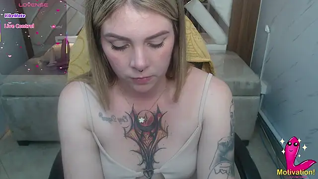 Snapshot of Paula_b_ chatting on 06/11/26, 12:43 Paula b online show from 06/11/26, 12:43