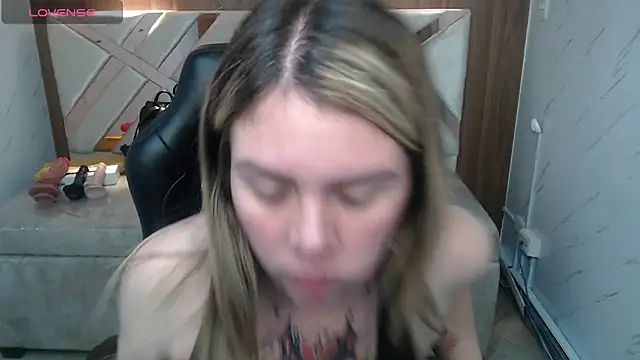Snapshot of Paula_b_ chatting on 07/10/26, 12:52 Paula b online show from 07/10/26, 12:52