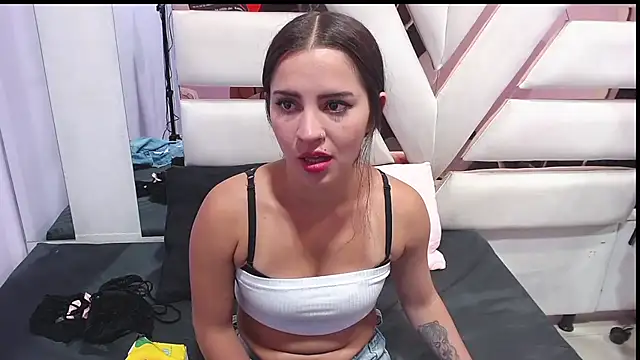 Snapshot of CooperEmma_ chatting on 02/26/26, 02:43 CooperEmma online show from 02/26/26, 02:43