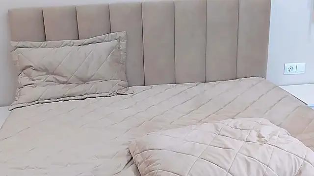 Snapshot of lulu_wolf chatting on 04/21/26, 02:51 lulu wolf online show from 04/21/26, 02:51