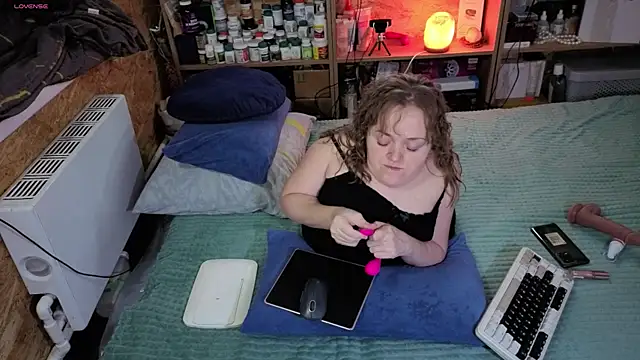 MiniNatalie online show from 11/26/25, 11:33