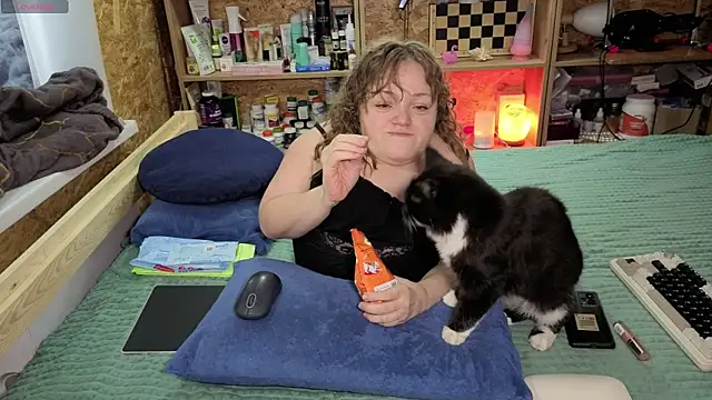 MiniNatalie online show from 12/14/25, 04:18