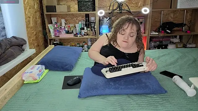 MiniNatalie online show from 12/21/25, 05:03