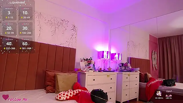 Snapshot of PinkySparks chatting on 12/15/25, 06:23 PinkySparks online show from 12/15/25, 06:23