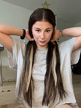 Mia-Minou online show from 11/28/25, 12:30