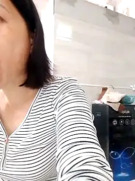 Snapshot of Aninyin22 chatting on 11/14/25, 12:42 Aninyin22 online show from 11/14/25, 12:42