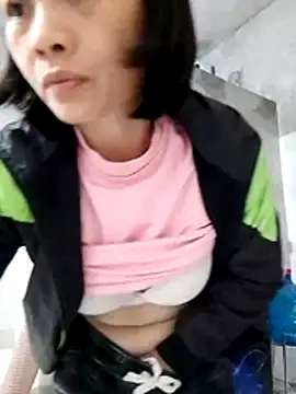 Snapshot of Aninyin22 chatting on 11/21/25, 12:32 Aninyin22 online show from 11/21/25, 12:32