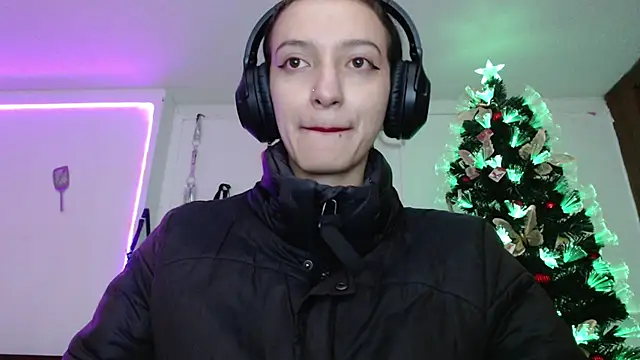 Snapshot of Eloise-brown chatting on 12/18/24, 12:54 Eloise-brown online show from 12/18/24, 12:54