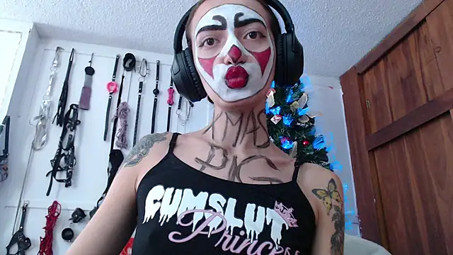 Snapshot of Eloise-brown chatting on 12/23/24, 06:37 Eloise-brown online show from 12/23/24, 06:37