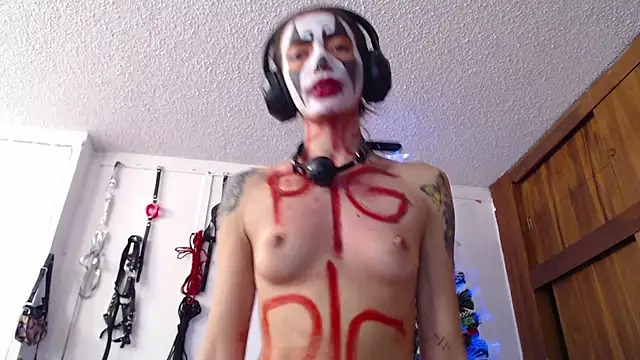 Snapshot of Eloise-brown chatting on 01/01/25, 10:03 Eloise-brown online show from 01/01/25, 10:03