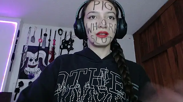 Snapshot of Eloise-brown chatting on 01/07/25, 02:42 Eloise-brown online show from 01/07/25, 02:42