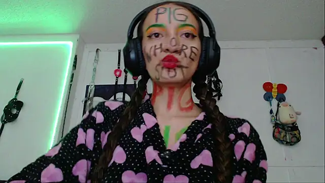 Snapshot of Eloise-brown chatting on 01/22/25, 04:23 Eloise-brown online show from 01/22/25, 04:23