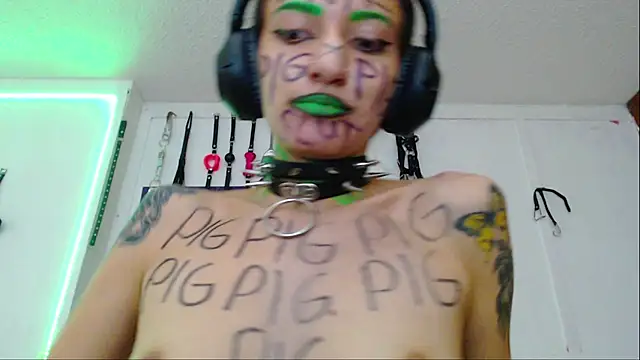 Snapshot of Eloise-brown chatting on 02/06/25, 10:32 Eloise-brown online show from 02/06/25, 10:32