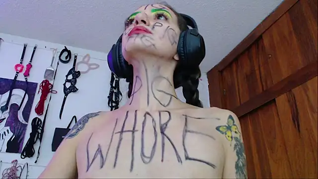 Snapshot of Eloise-brown chatting on 02/15/25, 11:03 Eloise-brown online show from 02/15/25, 11:03