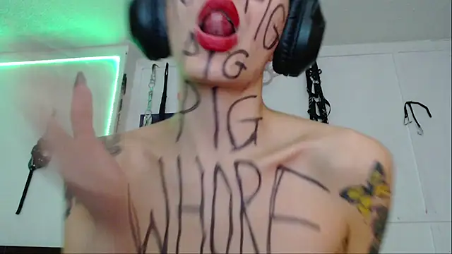 Snapshot of Eloise-brown chatting on 02/18/25, 01:21 Eloise-brown online show from 02/18/25, 01:21