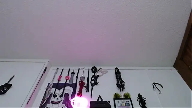 Snapshot of Eloise-brown chatting on 02/25/25, 02:03 Eloise-brown online show from 02/25/25, 02:03