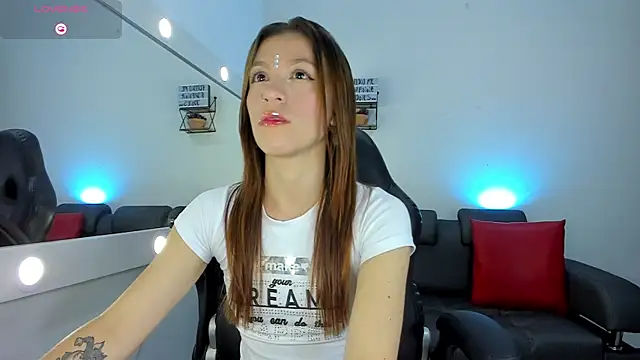 Snapshot of roxanne_jones1 chatting on 11/28/25, 08:11 roxanne jones1 online show from 11/28/25, 08:11