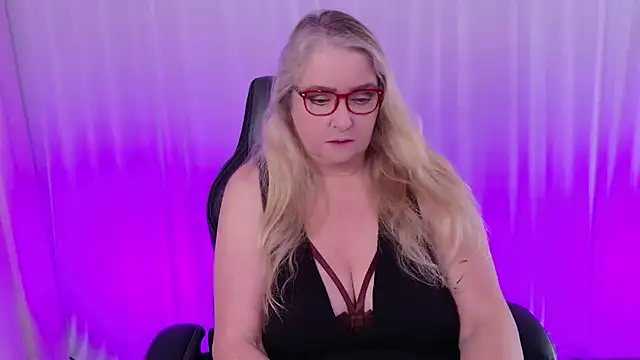 Snapshot of KatDSinclair chatting on 02/07/25, 02:15 KatDSinclair online show from 02/07/25, 02:15