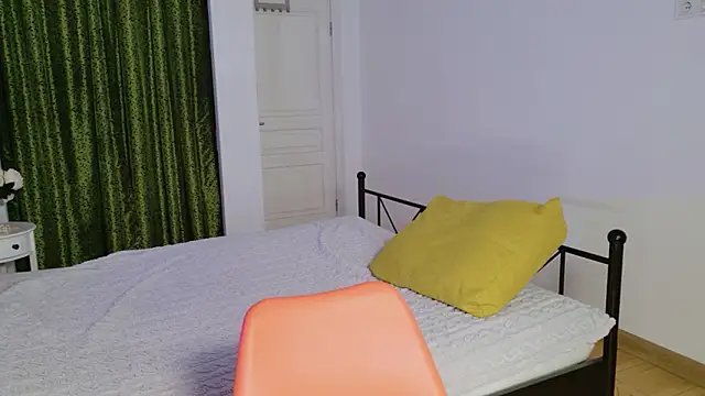 Snapshot of VioletCatt chatting on 04/18/26, 05:55 VioletCatt online show from 04/18/26, 05:55