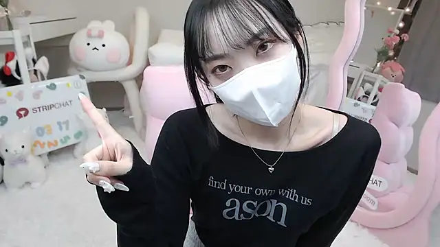 momo room online show from 03/17/25, 10:38