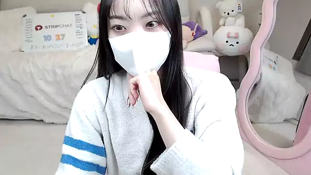 momo room online show from 10/27/25, 12:09