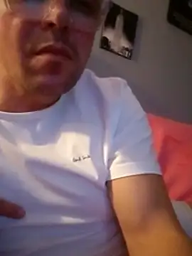 Snapshot of Vinyboy69 chatting on 11/15/25, 09:32 Vinyboy69 online show from 11/15/25, 09:32