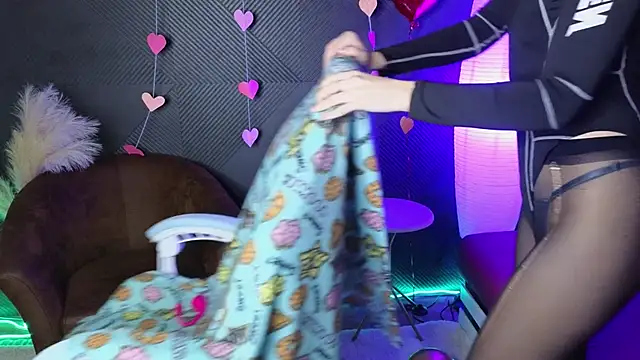 Snapshot of LitaBrom chatting on 02/19/25, 11:06 LitaBrom online show from 02/19/25, 11:06