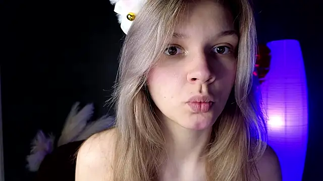 Snapshot of LitaBrom chatting on 03/05/25, 01:10 LitaBrom online show from 03/05/25, 01:10