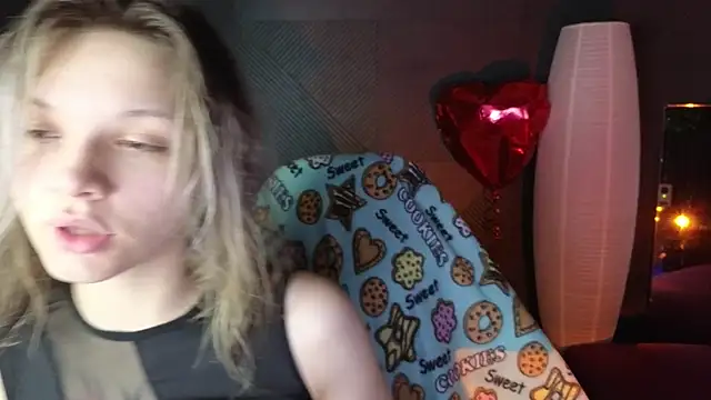 Snapshot of LitaBrom chatting on 03/19/25, 01:10 LitaBrom online show from 03/19/25, 01:10