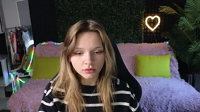 Snapshot of LitaBrom chatting on 10/01/25, 01:33 LitaBrom online show from 10/01/25, 01:33