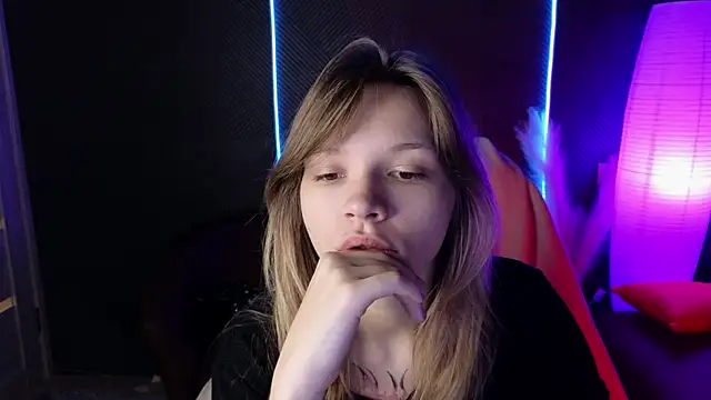 Snapshot of LitaBrom chatting on 10/05/25, 01:37 LitaBrom online show from 10/05/25, 01:37