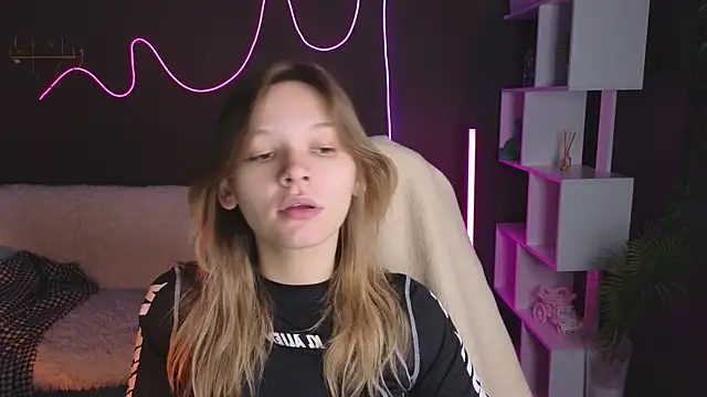 Snapshot of LitaBrom chatting on 10/10/25, 08:13 LitaBrom online show from 10/10/25, 08:13