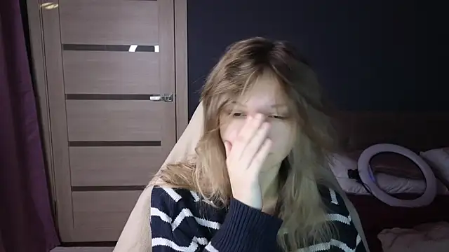 Snapshot of LitaBrom chatting on 10/14/25, 01:39 LitaBrom online show from 10/14/25, 01:39