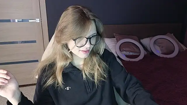 Snapshot of LitaBrom chatting on 10/18/25, 02:03 LitaBrom online show from 10/18/25, 02:03