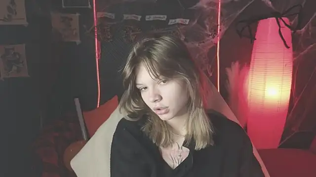 Snapshot of LitaBrom chatting on 10/20/25, 01:39 LitaBrom online show from 10/20/25, 01:39