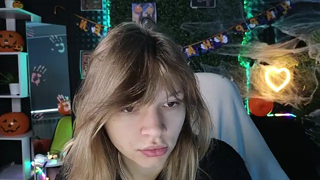 Snapshot of LitaBrom chatting on 10/21/25, 01:39 LitaBrom online show from 10/21/25, 01:39