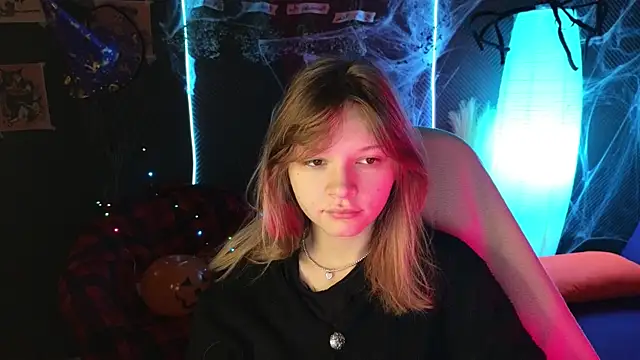 Snapshot of LitaBrom chatting on 10/23/25, 01:38 LitaBrom online show from 10/23/25, 01:38