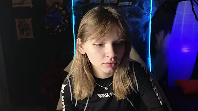 Snapshot of LitaBrom chatting on 10/26/25, 02:06 LitaBrom online show from 10/26/25, 02:06