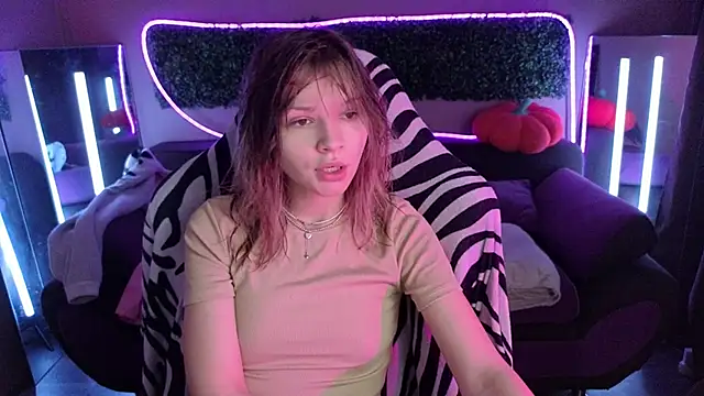 Snapshot of LitaBrom chatting on 11/18/25, 09:03 LitaBrom online show from 11/18/25, 09:03