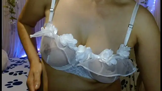 italagomez  online show from 01/06/25, 11:42