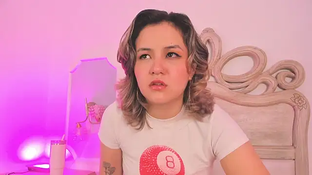 Sara  Williams online show from 11/23/25, 04:01