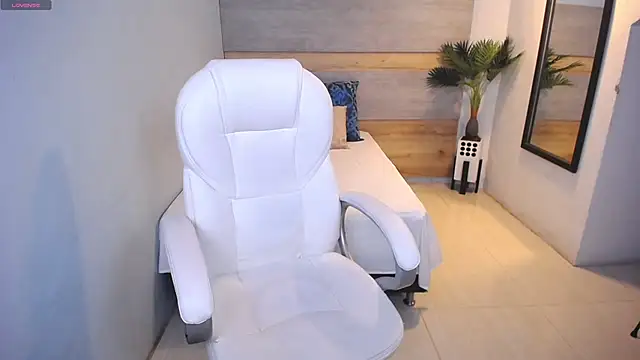 Snapshot of Violetta_rainbow chatting on 12/14/24, 04:12 Violetta rainbow online show from 12/14/24, 04:12