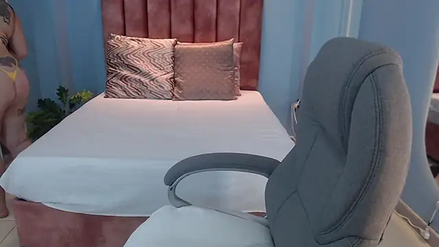 Snapshot of Violetta_rainbow chatting on 11/27/25, 03:52 Violetta rainbow online show from 11/27/25, 03:52