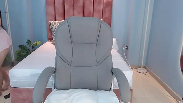 Snapshot of Violetta_rainbow chatting on 11/28/25, 03:53 Violetta rainbow online show from 11/28/25, 03:53