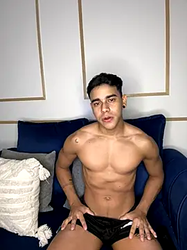 Snapshot of Mackenzzie_777_ chatting on 10/21/25, 04:35 Mackenzzie 777 online show from 10/21/25, 04:35