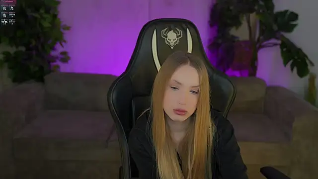 Snapshot of Linda054 chatting on 11/02/25, 01:41 Linda054 online show from 11/02/25, 01:41